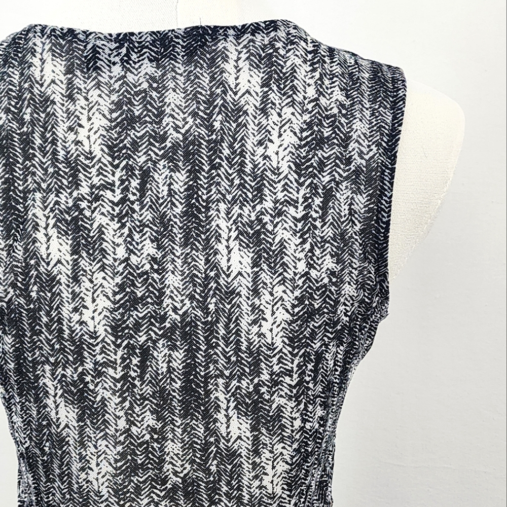 Sleeveless Black & White Textured Tank Top - Picture 8 of 11